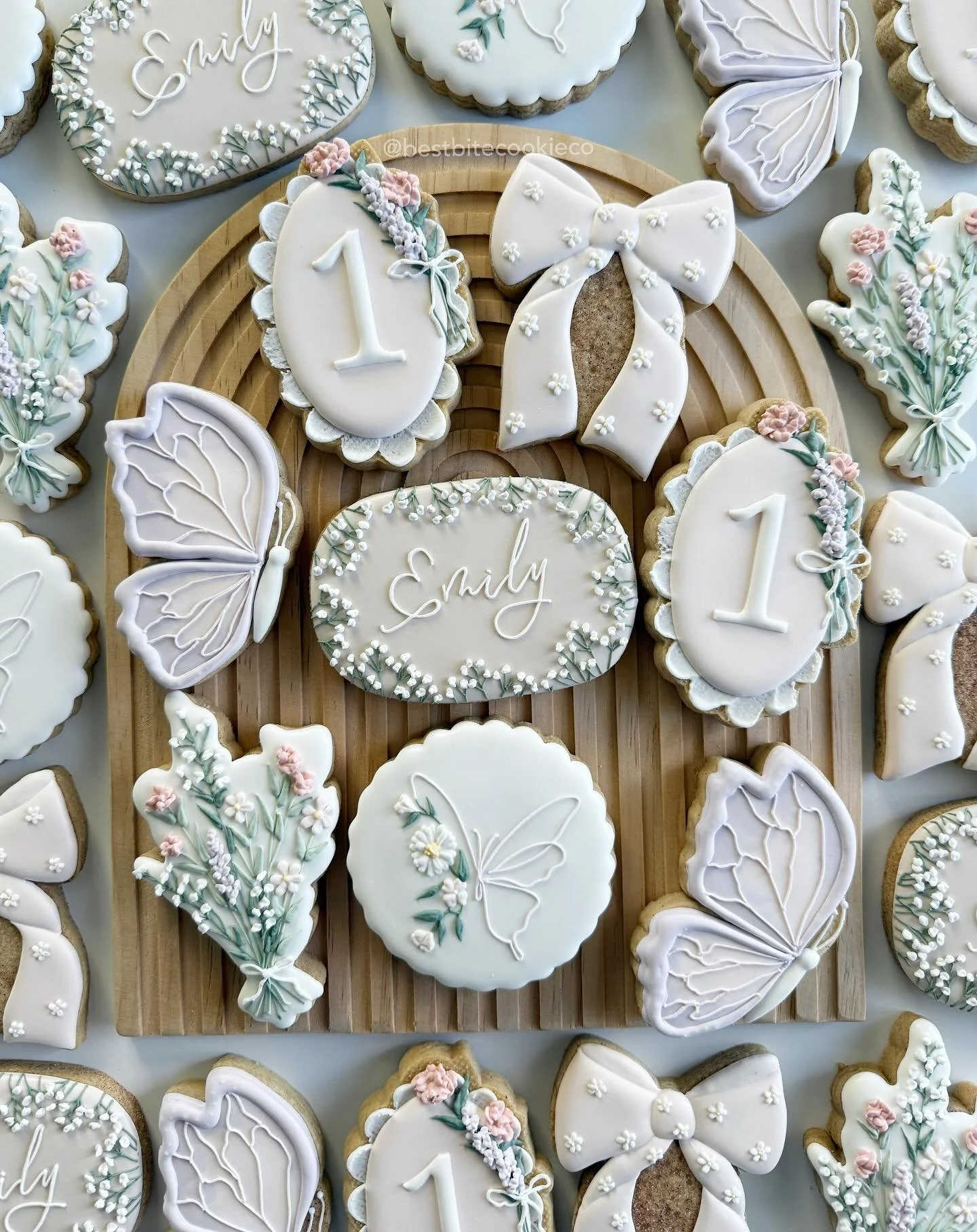 A beautiful, floral first birthday for Emily 🤍

Name cookie inspired by @pomp_and_splendor 

#1stbirthdaycookies #birthdaycookıes #floralcookies #customsugarcookies #bespokecookies #cookieartist #cookieart #royalicingflowers #beautifulcookies