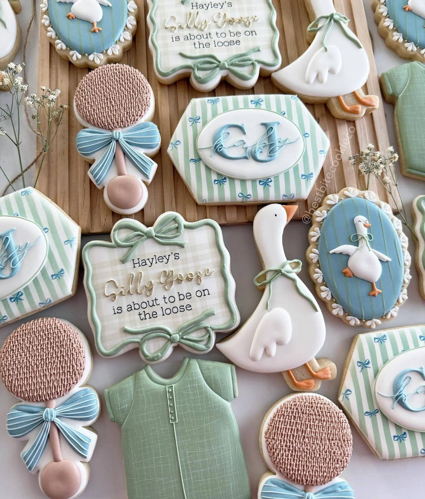 A Silly Goose is about to be on the loose 🪿

I will never get tired of this cute theme! Perfect for baby showers or birthdays.
#sillygoosecookies #sillygooseisabouttobeontheloose #sillygoosebabyshower #mothergoosebabyshower #babyshowercookies #cooki