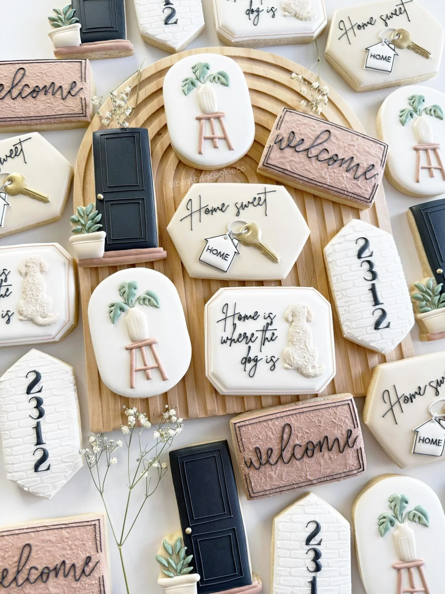 Home is where the dog is. 🗝️🐶

#housewarming #housewarminggift #housewarmingcookies #customcookies #cookiefavors #dogcookies #sugarcookiedecorator #cookieart #housecookies