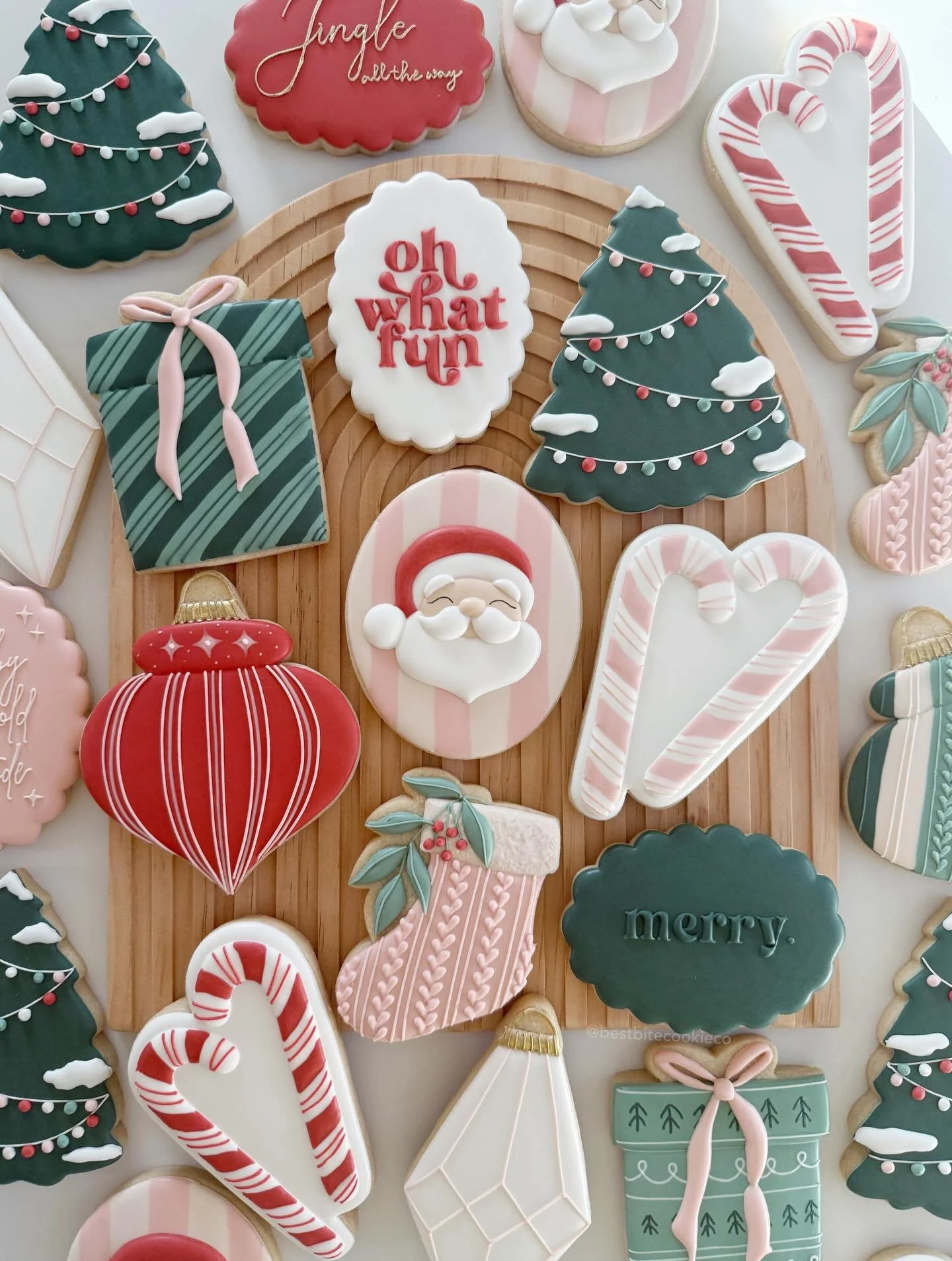 First Christmas set of the year! 🎄

I&rsquo;m loving these colors. Do you like traditional holiday colors or more muted, vintagey vibes?

#misscookiechristmas #customcookies #sugarcookiedecorating #cookieart #christmascookies #holidaycookies #vintag