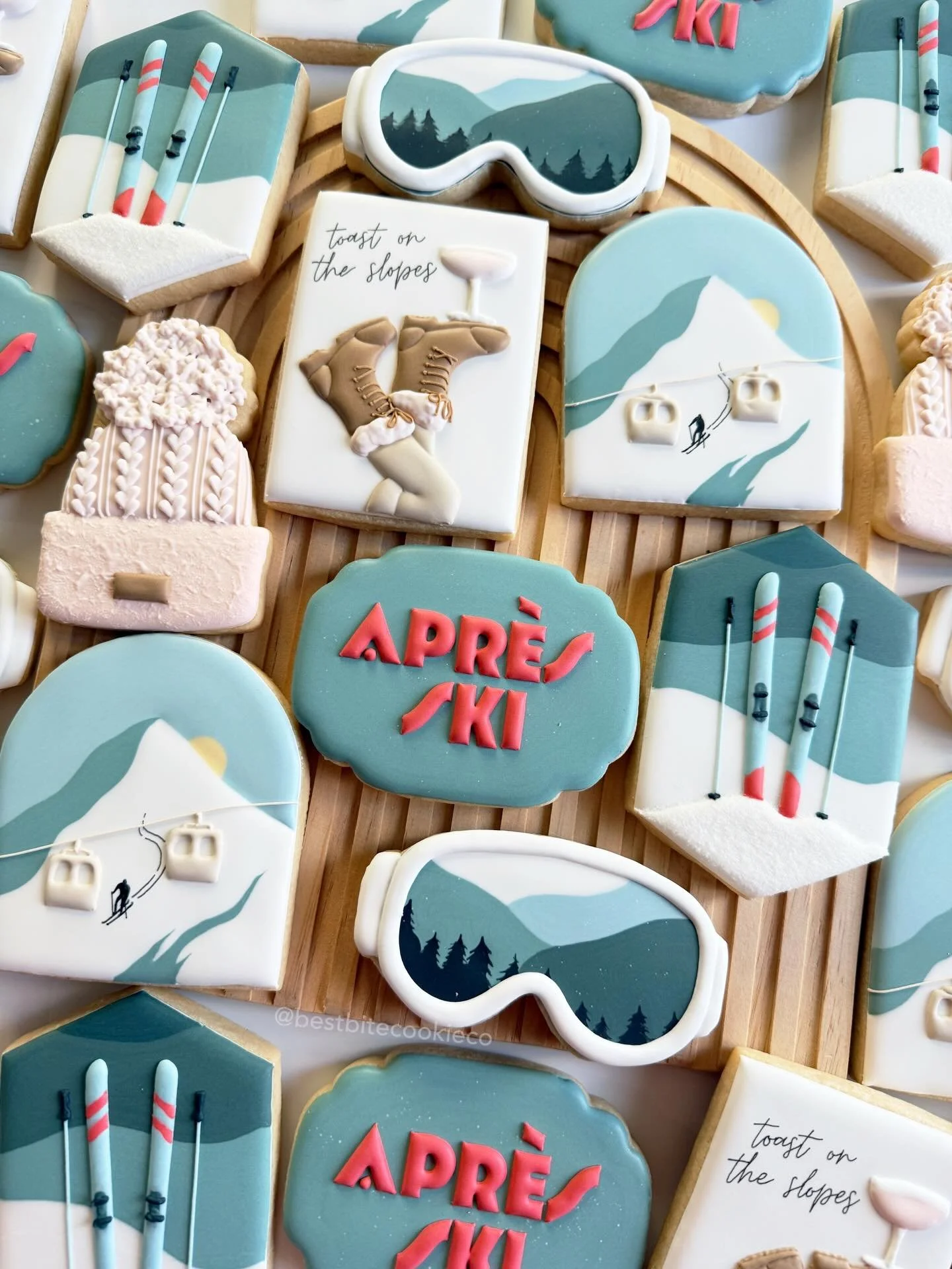 Toast on the slopes! 

Extremely honored for my cookies to be apart of a favorites things party ✨

Inspo from @flourdbybethany 

#apresskicookies #customcookies #cookieart #holidaycookies #sugarcookiesofinstagram