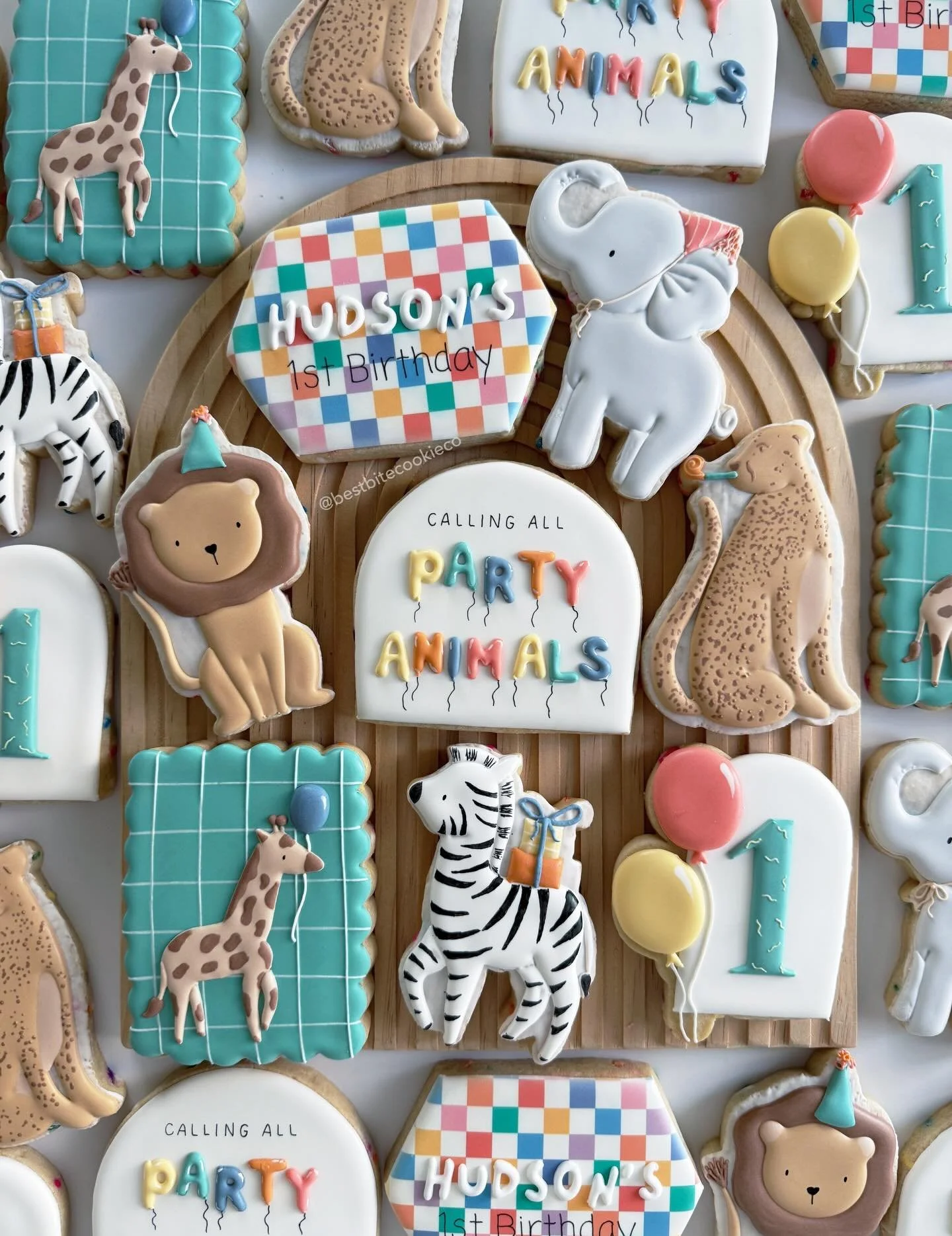 Calling all party animas! The new year is almost upon us. 🎈

#partyanimalcookies #birthdaycookies #customcookies #cookieart #decoratedsugarcookie
