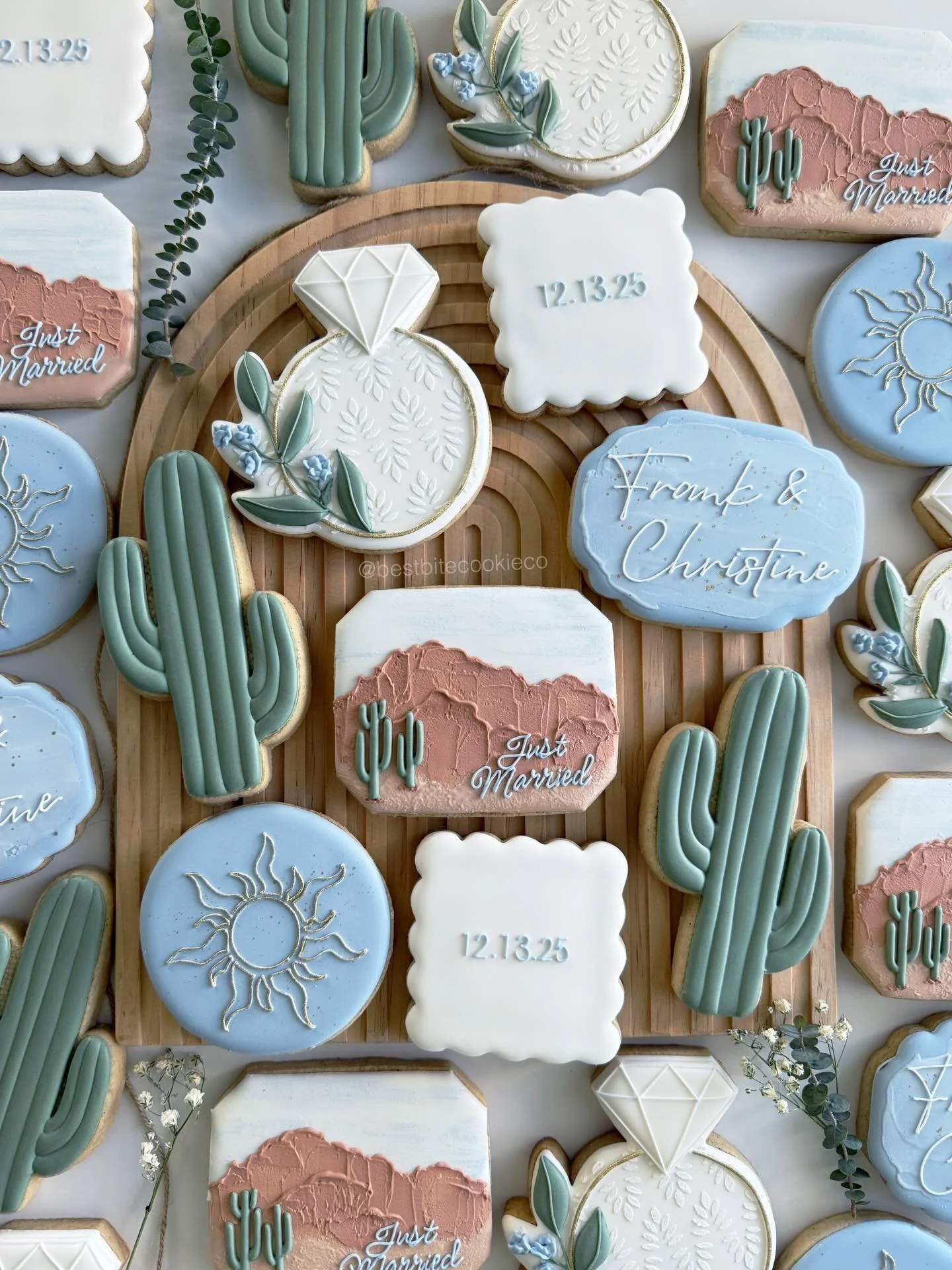 Catching up on sets I did in December!

Desert &amp; wedding themes will always be my favorite 🤍

#weddingcookies #desertwedding #customcookies #bespokewedding #cookieart