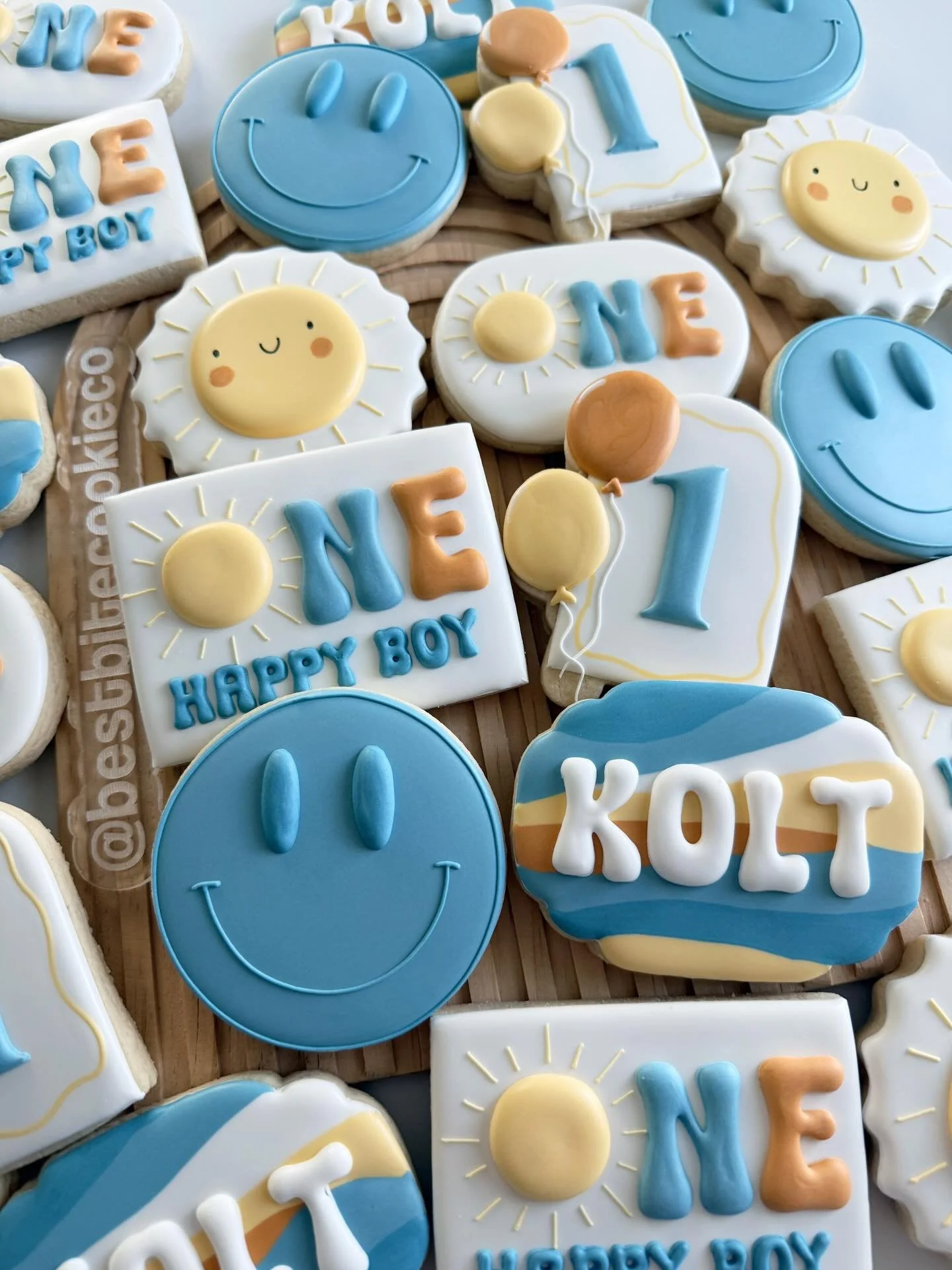 Posting these to help brighten someone&rsquo;s day ☀️

#onehappyboy #firstbirthdaycookies #birthdaypartyidea #customcookies #happycookies