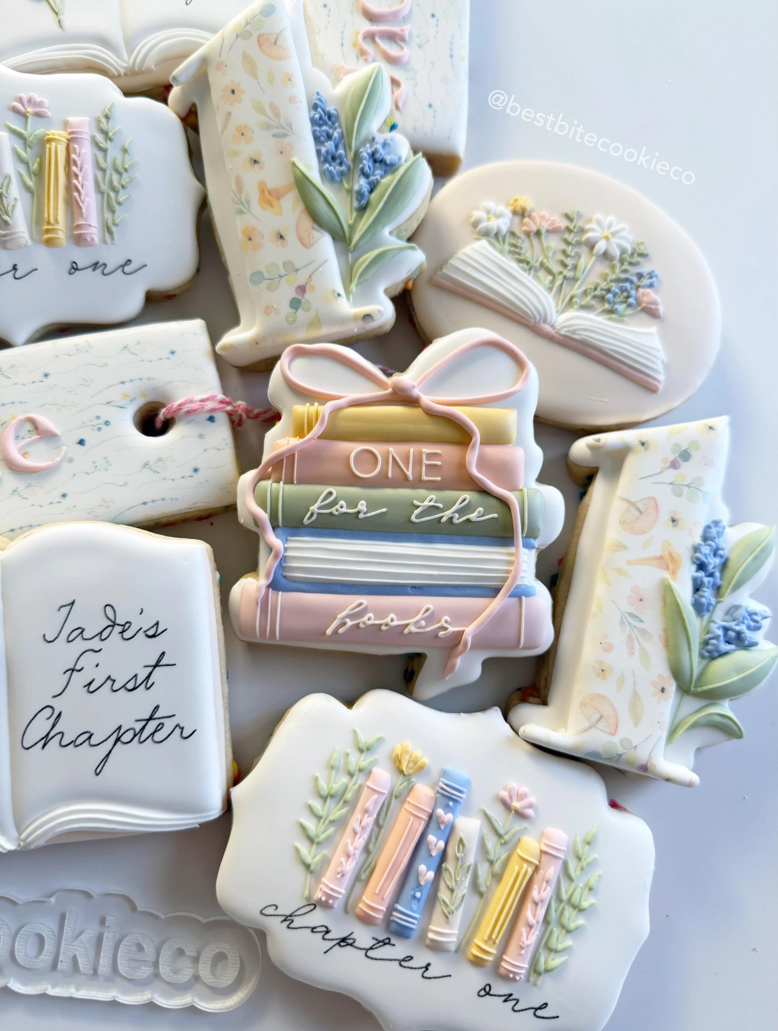 Chapter One - Jade&rsquo;s 1st Birthday 📖🤍 

#oneforthebooks #1stbirthdaycookies #firstchapter #bookcookies #firstbirthdayideas