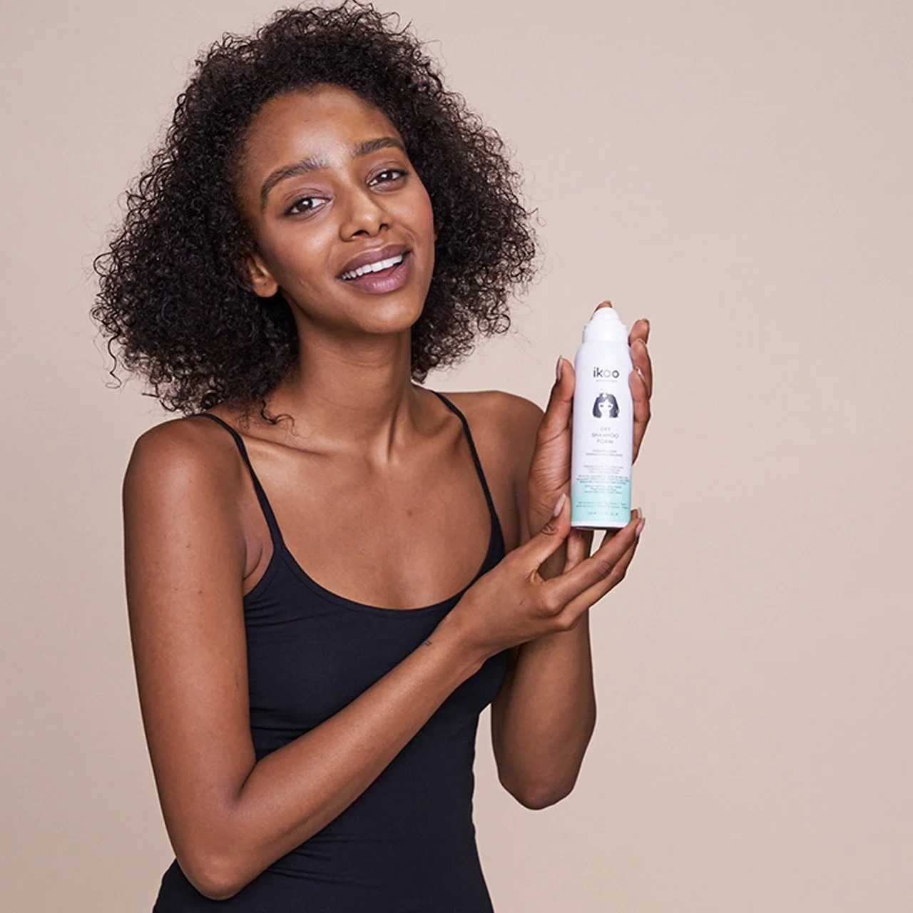 ikoo-Hydrate-Shine-Dry-Shampoo-Foam-model-holding.jpg