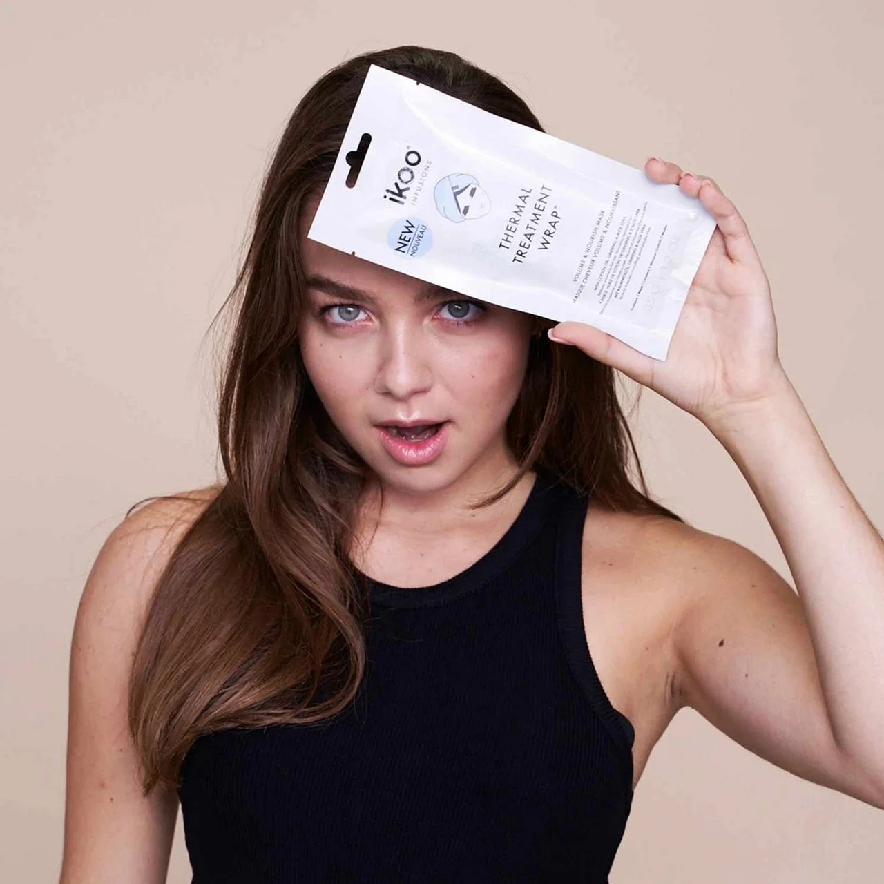 ikoo-Volume-Nourish-Thermal-Treatment-Wrap-model-holding-package.jpg