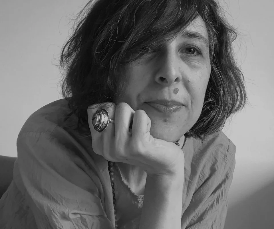 Ciao ◦ hallo, sono Antonella la mente creativa dietro TONELLO. Qui la strategia, l’intuizione e la creatività si unisco. 