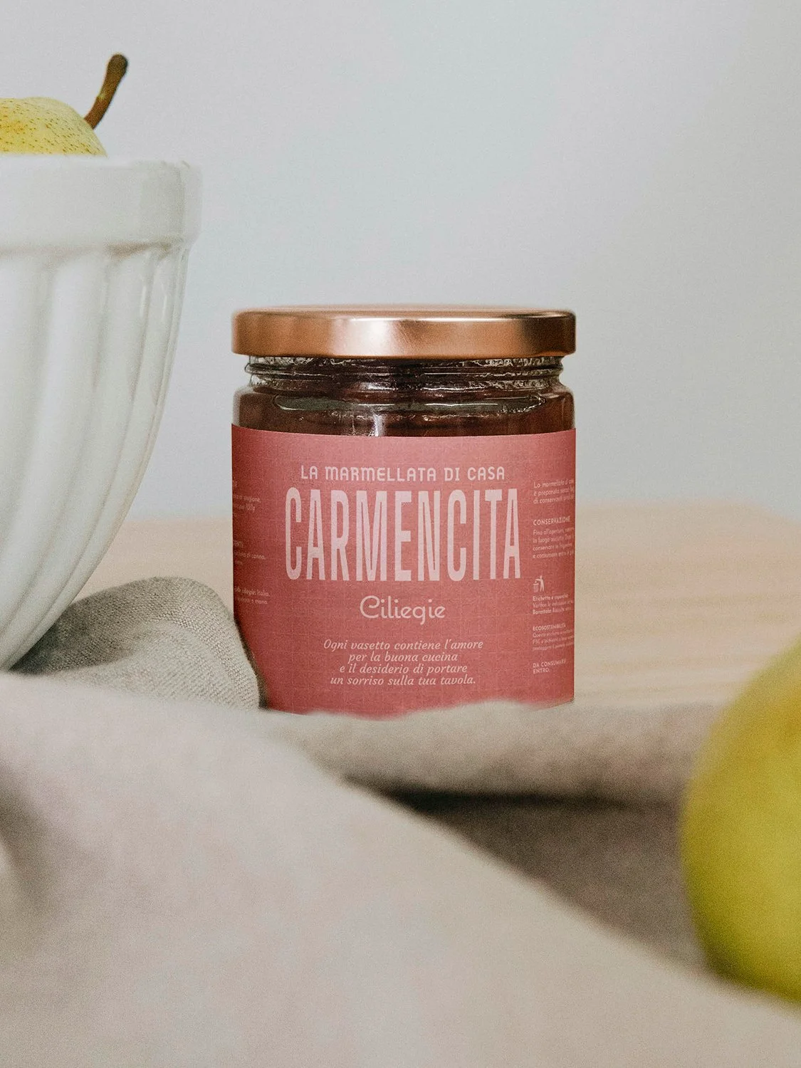 Etichetta per "La Marmellata di Casa Carmencita". Design elegante con dettagli artigianali, mostrando il nome del prodotto e il logo distintivo della marca. L'etichetta comunica un senso di qualità e autenticità, riflettendo l'approccio tradizionale 