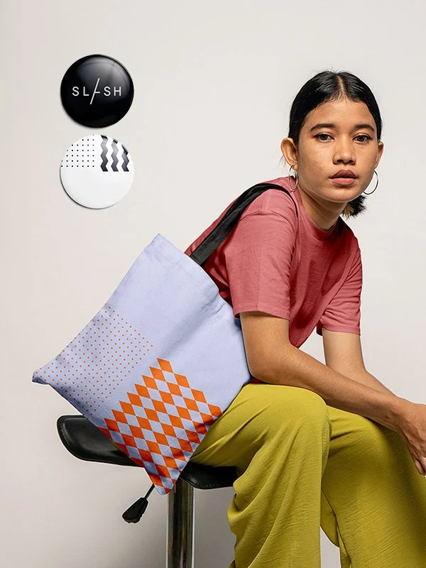 Modella con Tote Bag personalizzata per Slash, negozio di abbigliamento e accessori eclettico. Stile dinamico e iconico, riflette l'individualità del brand nel tempo. #brandminimal #graficapersonaizzata 