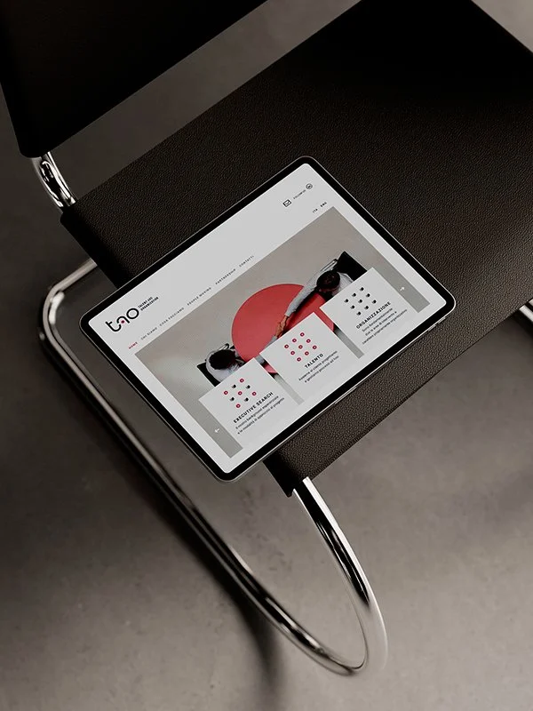 Mockup sito web risorse umane. iPad su sedia, design minimal. Layout semplice, professionale. #HR #PersonalBranding"