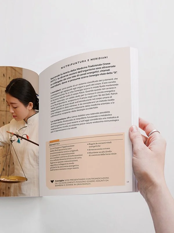 Brochure per Òlonatura, studio di naturopatia e medicina energetico-informazionale. Donna orientale con bilancia e cassetto aperto, simboli di equilibrio e conoscenza #branding #grafica #copwriting