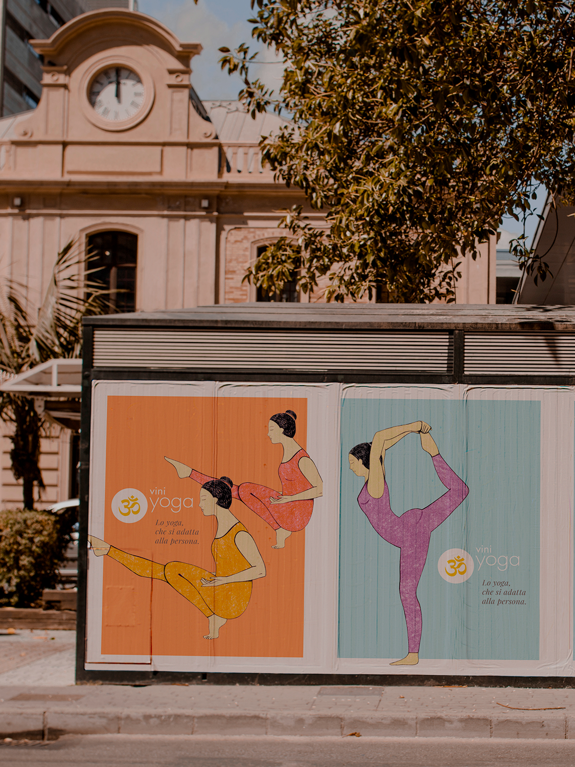 Poster promozionale per lezioni di yoga, caratterizzato da un design sereno e minimalista con colori rilassanti. L'identità del brand è riflessa attraverso una tipografia elegante e visuali armoniose, evidenziando l'essenza della consapevolezza e del