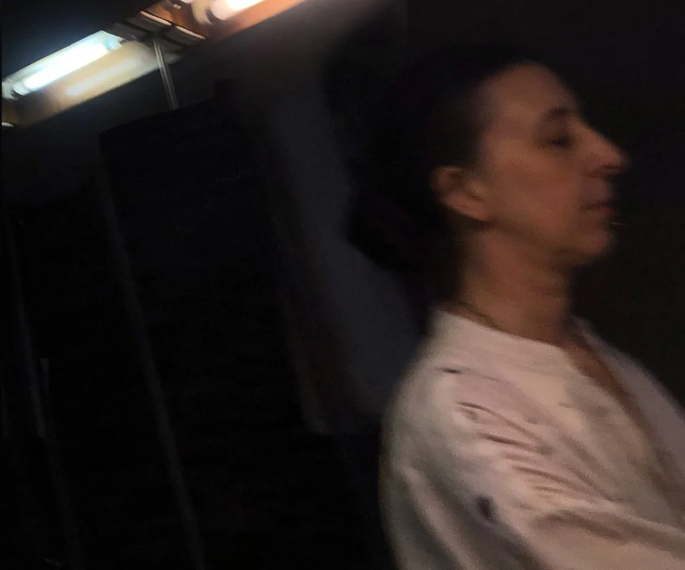 Antonella, Intuitive Brand + Digital Designer + Coach. Immagine: Profilo con occhi chiusi, luce al neon alle spalle.