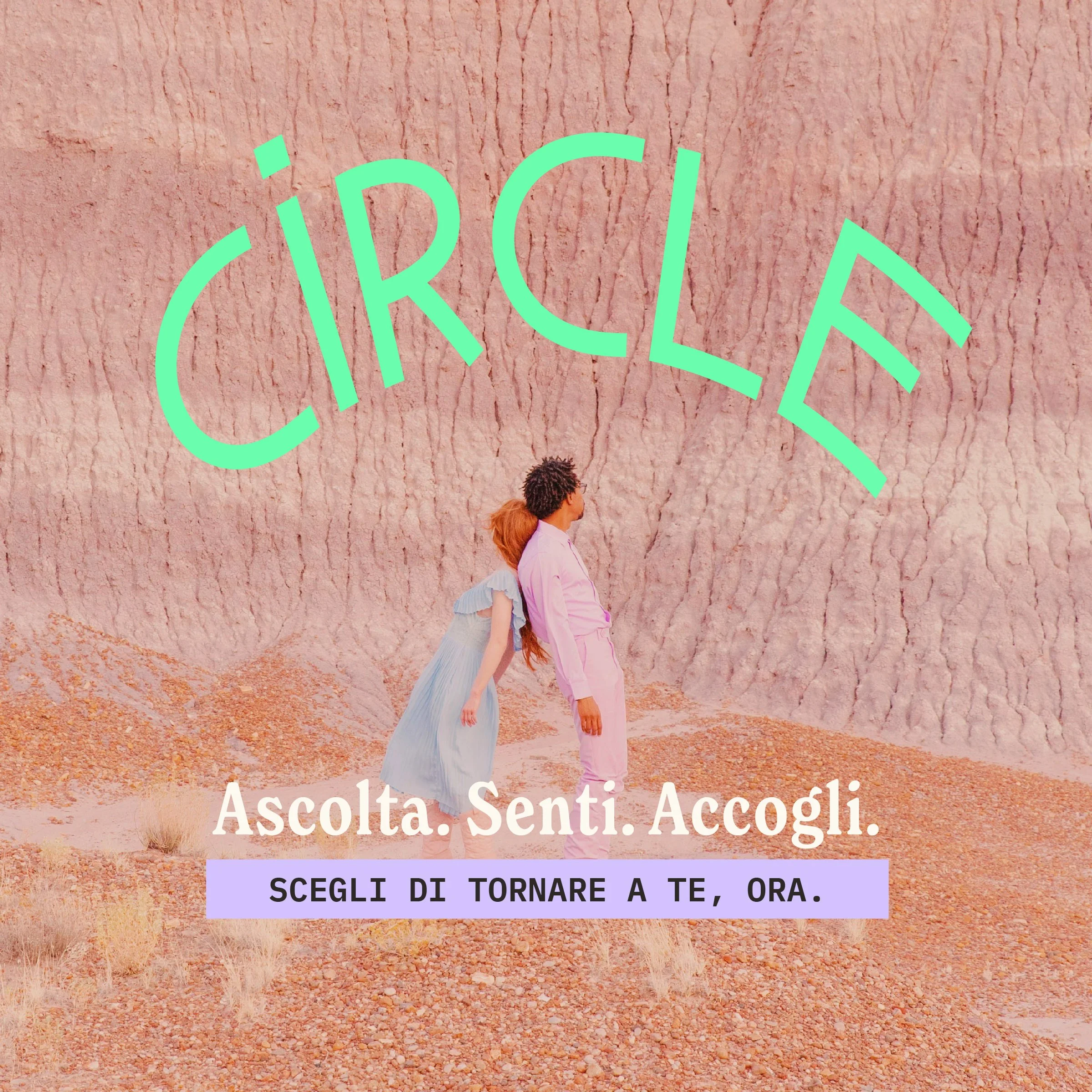 Due figure appoggiate schiena contro schiena, una con abiti rosa e l'altra con abiti azzurri, davanti a una parete rocciosa rosa con grande scritta CiRCLE verde e sotto le parole "Ascolta. Senti. Accogli". e "Scegli di tornare a te, ora"