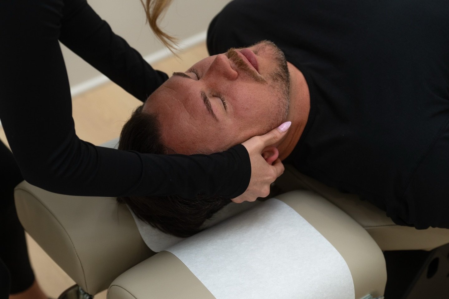 Chiropractic care offers a wide range of benefits that extend beyond just pain relief. Here are some key benefits:
1. Pain Relief: Chiropractic adjustments are effective for alleviating various types of pain, including back pain, neck pain, headaches