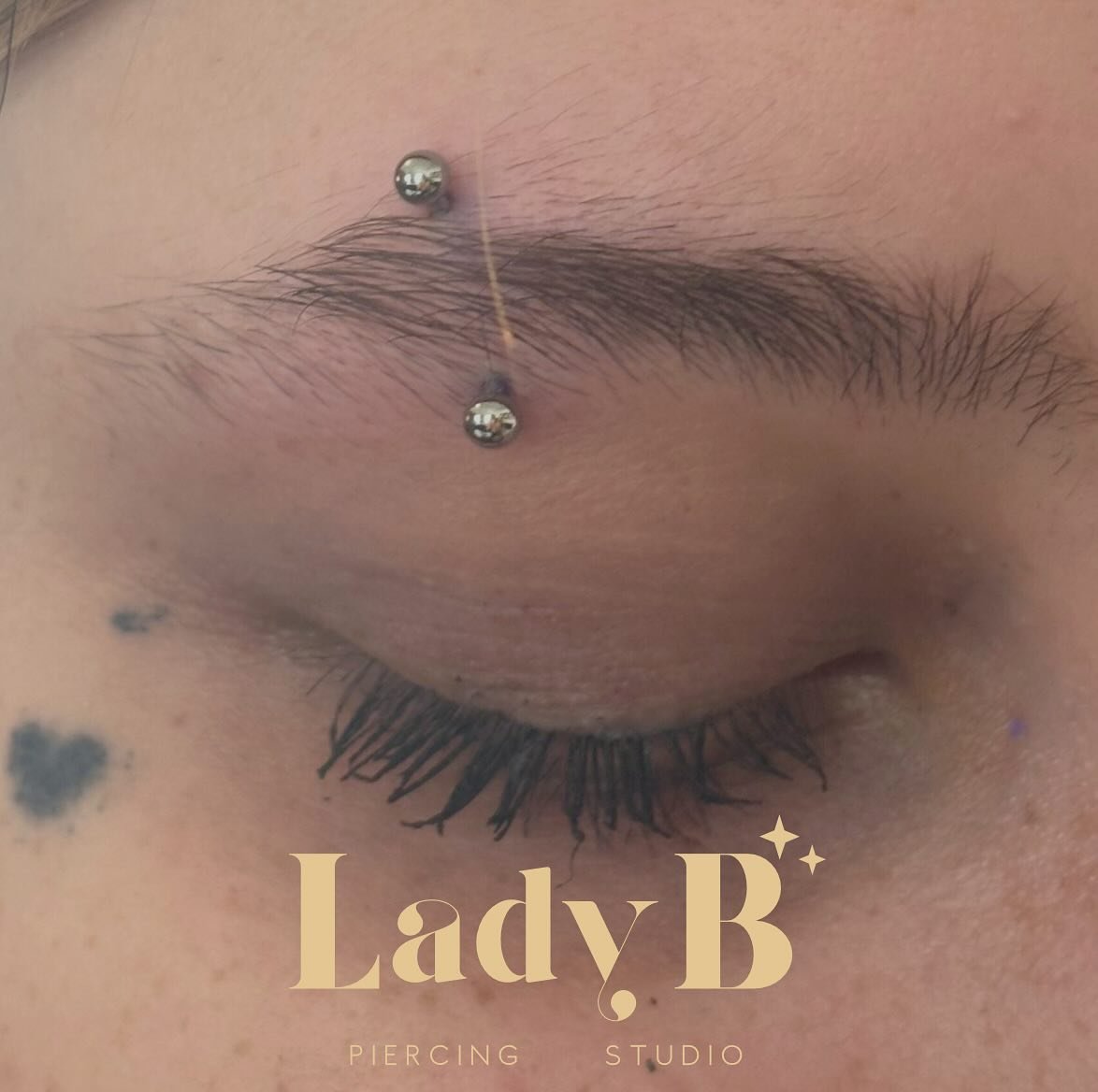 And another eyebrow from yesterday🤍 These are definitely making a comeback! 
Piercing by Erin at @ladybpiercings