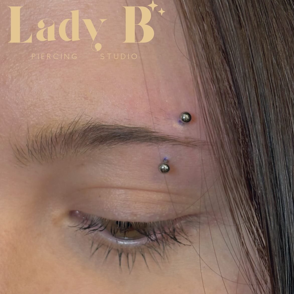 Eyebrow piercing from yesterday! 🤍
Piercing done by Erin at @ladybpiercings  using an @invictus_bodyjewelry Titanium curved bar
