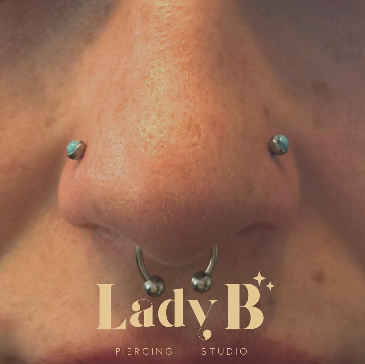 Double nostrils using the cutest little turquoise nose studs 💎🤍
Piercings done by Erin at @ladybpiercings
