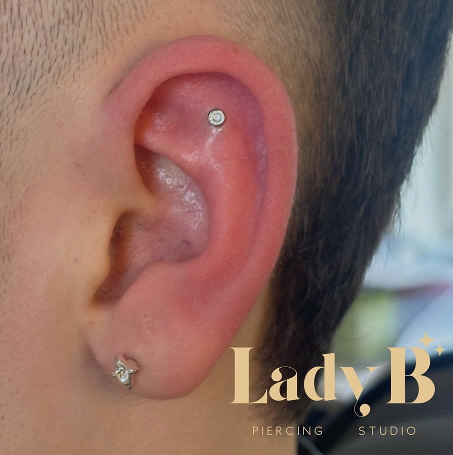 Anxiety piercing by Elaine from yesterday with an @invictus_bodyjewelry  3mm CZ crystal top💎
Did you know there are acupuncture points in your ear to help with anxiety relief? 🤔