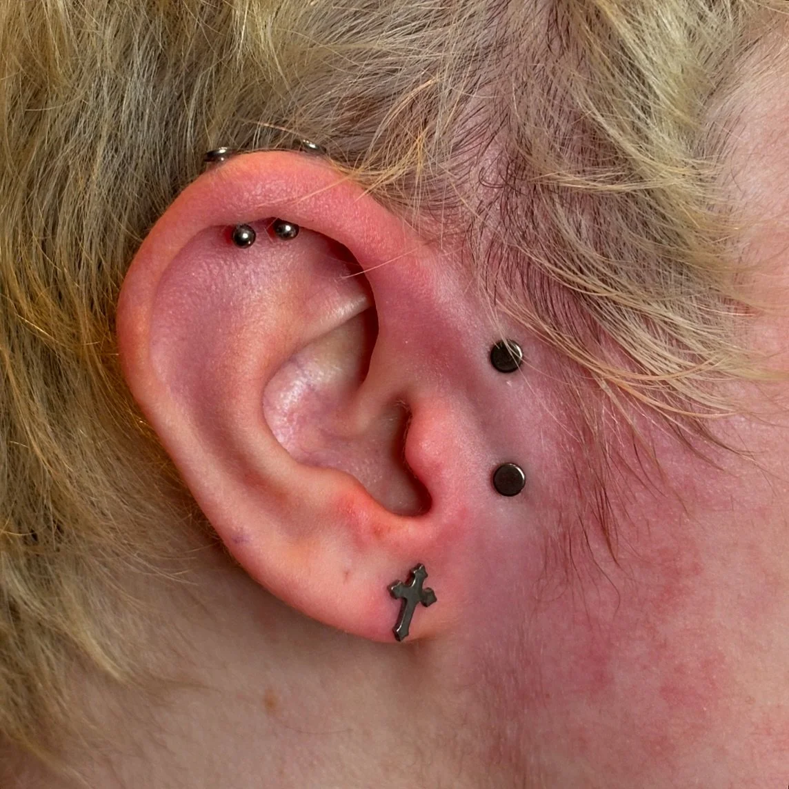 Surface Tragus piercing for Maverick from yesterday🖤
These piercings are very anatomy specific, and are known as long-term-temporary piercings- Any type of surface piercing or dermal piercing comes with a risk of rejection.
Some people can however k