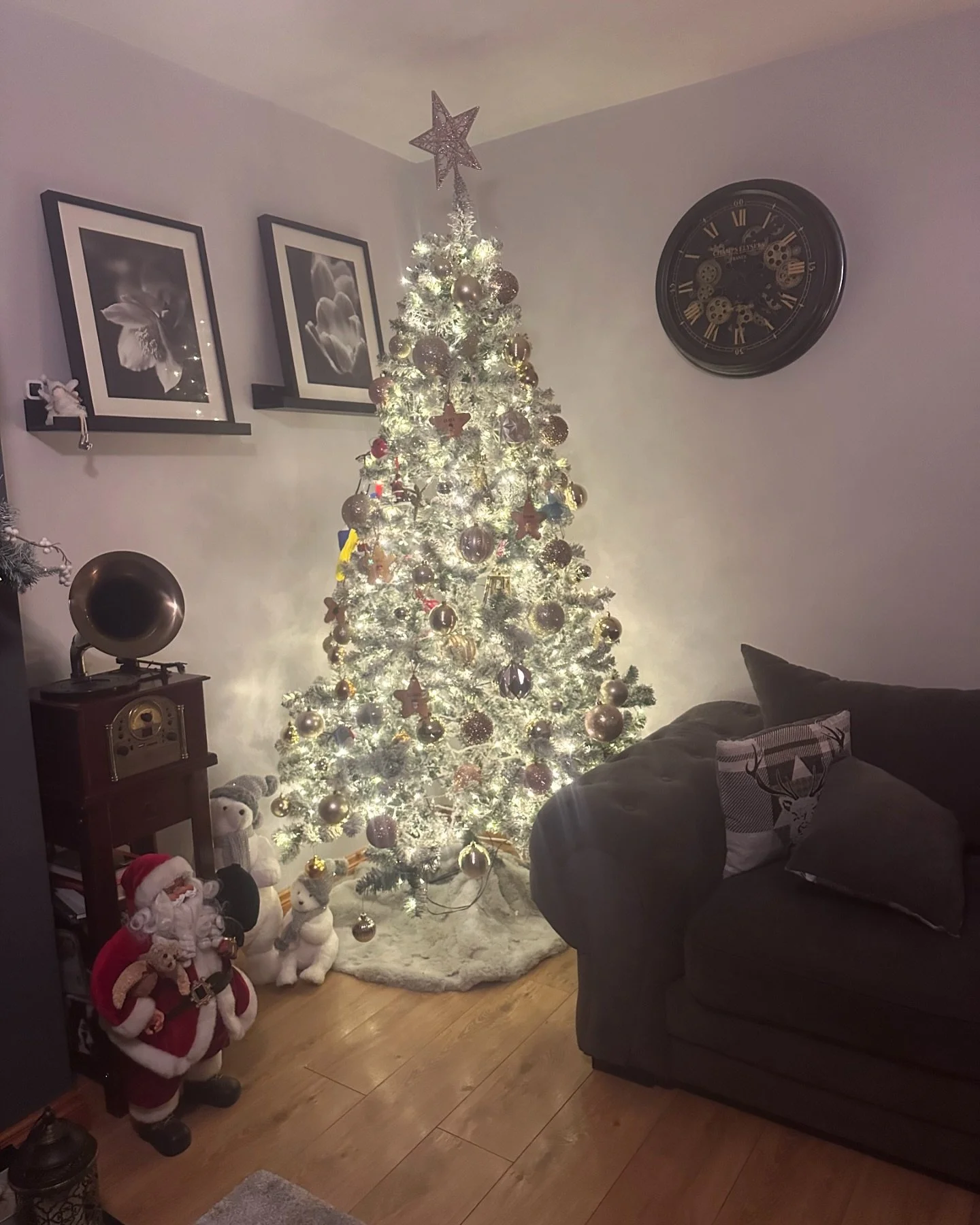 And she’s up. Lady Bs castle is ready for Santa (and those bloody elves) send us pics of yours. The fav wins a £20 voucher 🎄🤶❄️☃️winner selected on December 1st 💋