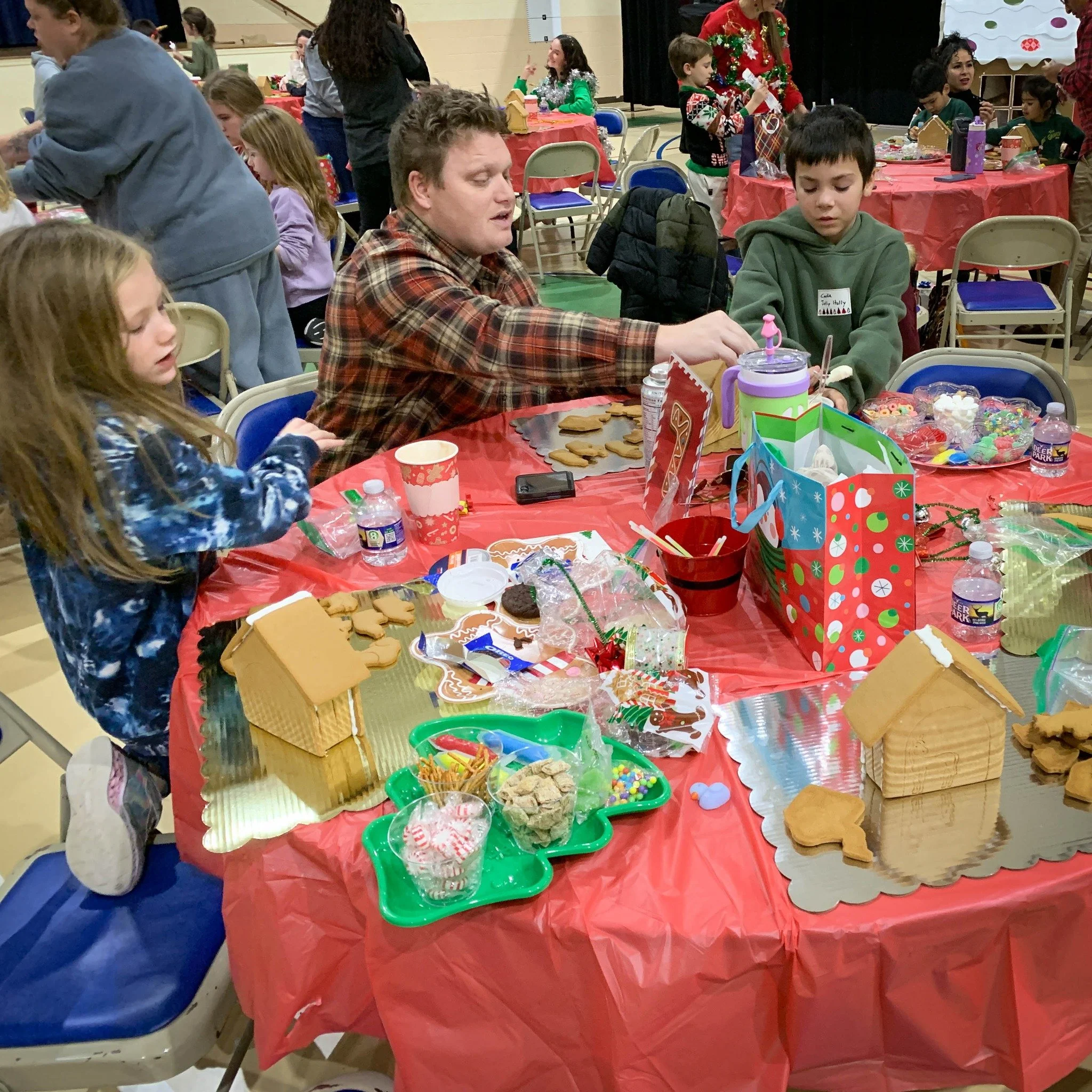 We had a blast at our Gingerbread Bash this year! Everyone enjoyed the gingerbread nativities, games, snacks, stories, prizes and friends 🤩. Thank you to all the volunteers who made it happen!