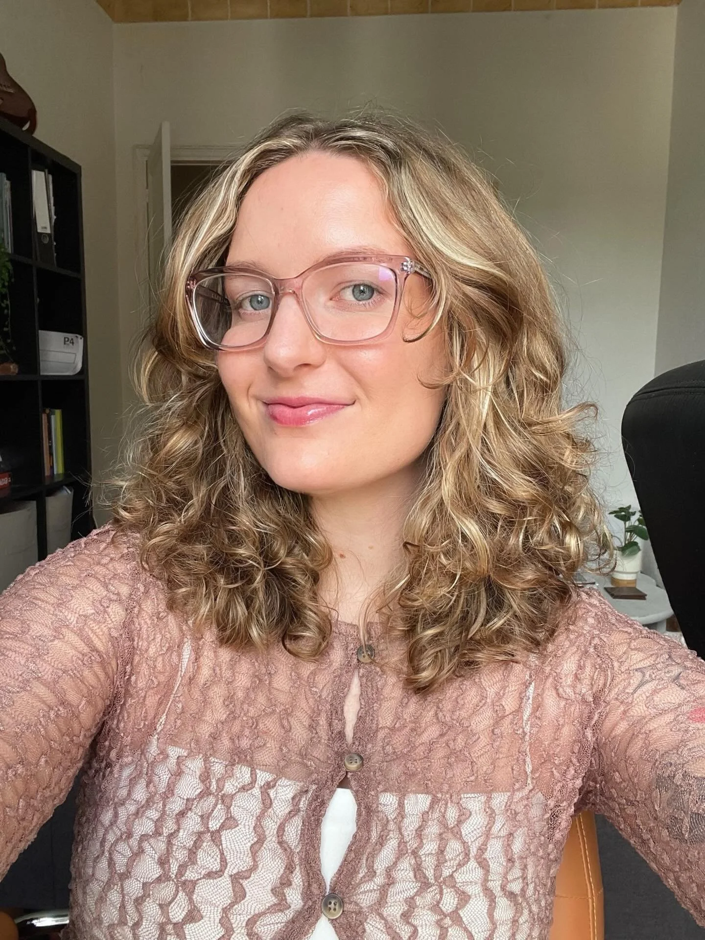 7 things I *stopped* doing to hit $40K+ a year writing on Substack:

&bull; Paywalling everything. Once a month I open up a typically paid post to my free audience. It usually brings in thousands of new subscribers. Generosity is the strategy.

&bull