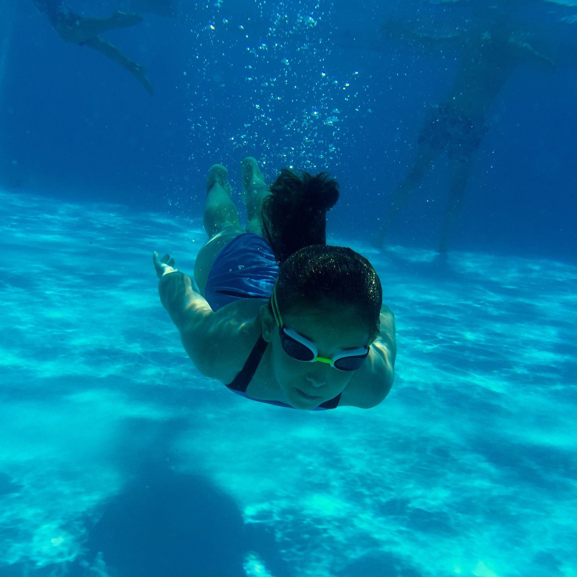 swimming-pool-932894_1920.jpg
