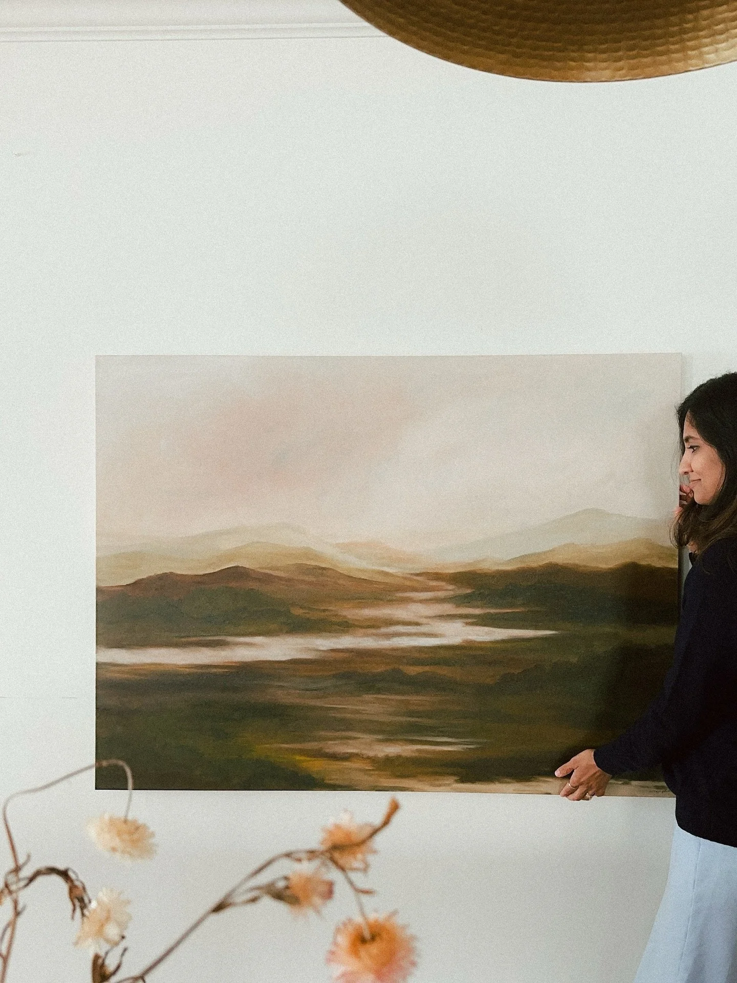 It is always such a pleasure to meet with artist @aneeshahstudio. Recently, we chatted about what it means to break away from the familiar in your practice. Florals and landscapes will always be part of her language, but she’s listening closely