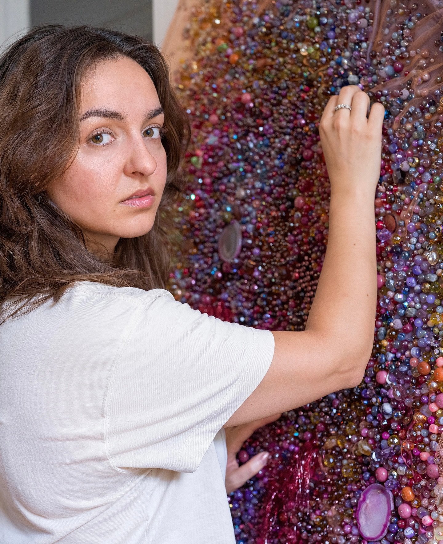 Bruises made of beads &mdash; that&rsquo;s how @janna.yotte is gathering her healing. In her solo show Cumuler Les Gu&eacute;risons (Gathering Healings), she layers thousands of colorful beads into soft, scar and bruise-like sculptures. Each piece ta