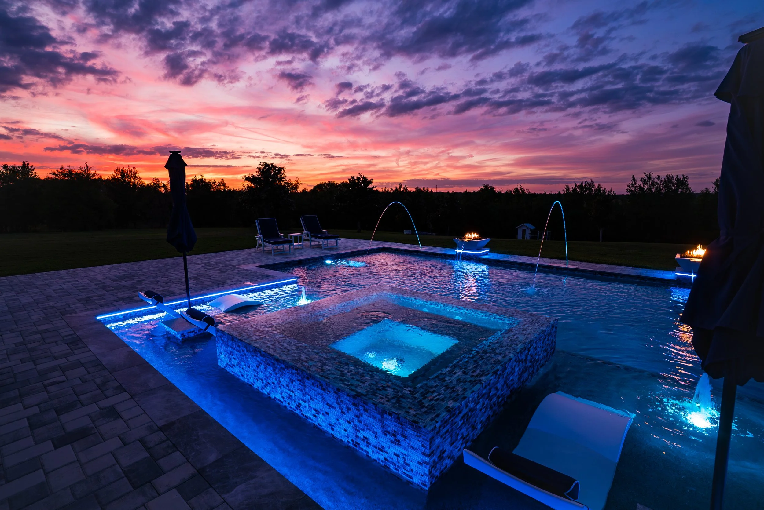 custom-pool-spa-sun-shelf.jpg