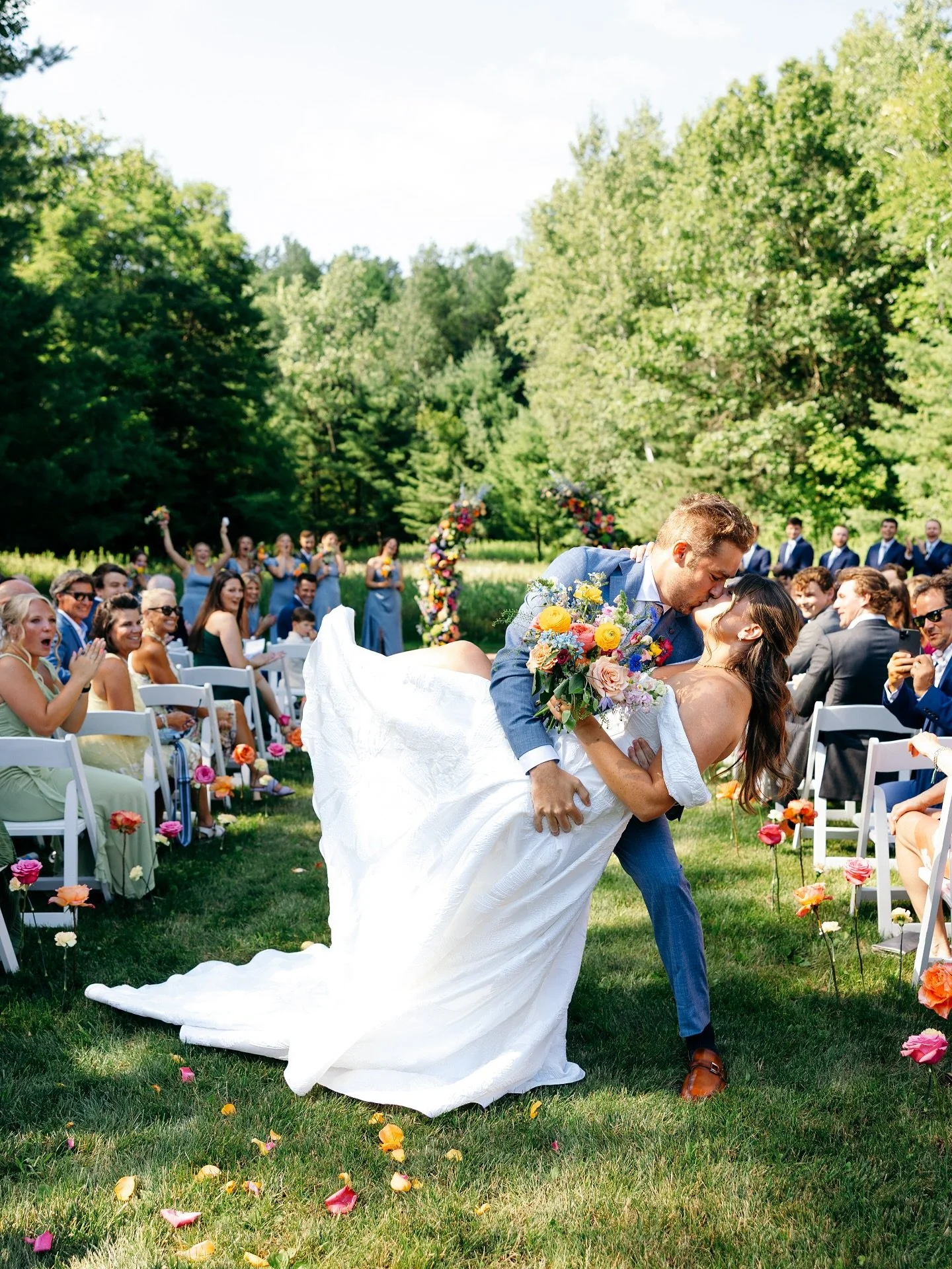 To me, this captures the epitome of summer weddings. Lots of love, sunshine, family and friends, gorgeous flowers, good food, dancing. Can&rsquo;t you just feel it? 🥰

Starting to get summer galleries back now and I&rsquo;m enjoying it so much. Keep