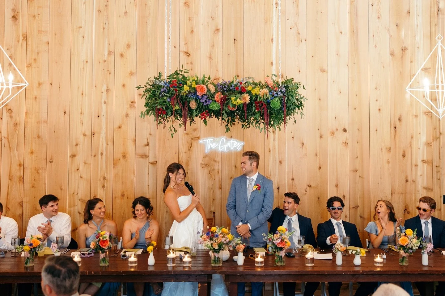 Love a hanging install! Don&rsquo;t forget your reception space when planning your wedding flowers. 😊 Centerpieces, sweetheart or head table flowers, hanging installs, a photo opp flower moment, bar/gift/in memory tables, cake flowers and pretty muc