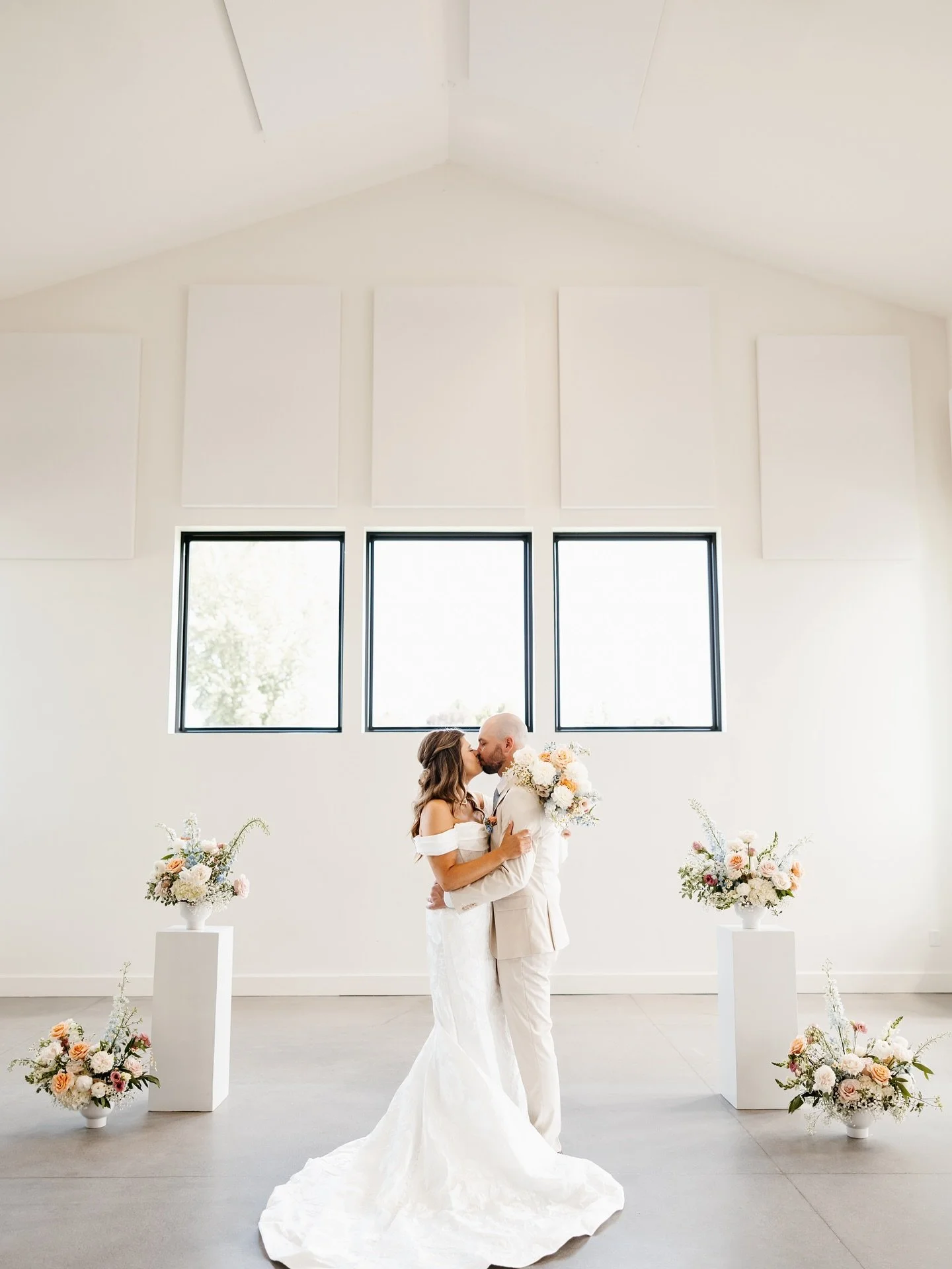 Going for simple + elegant + modern? Pedestal sprays might just be my favorite altar look. They achieve effortless elegance, look beautiful in ceremony photos, and can be left for a beautiful photo opp for your guests or be repurposed for spaces in y