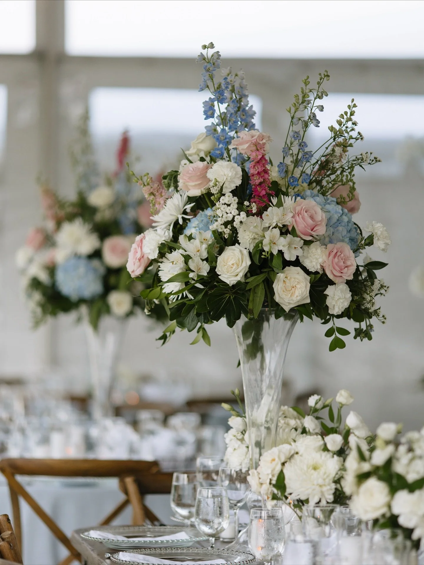 Ceremony sprays 🪄 turned reception centerpieces! Stunning, impactful, and dual purpose&mdash;everything you could want from your wedding flowers. Wondering how you could plan your flowers for the most enjoyment and biggest impact? Let&rsquo;s chat! 