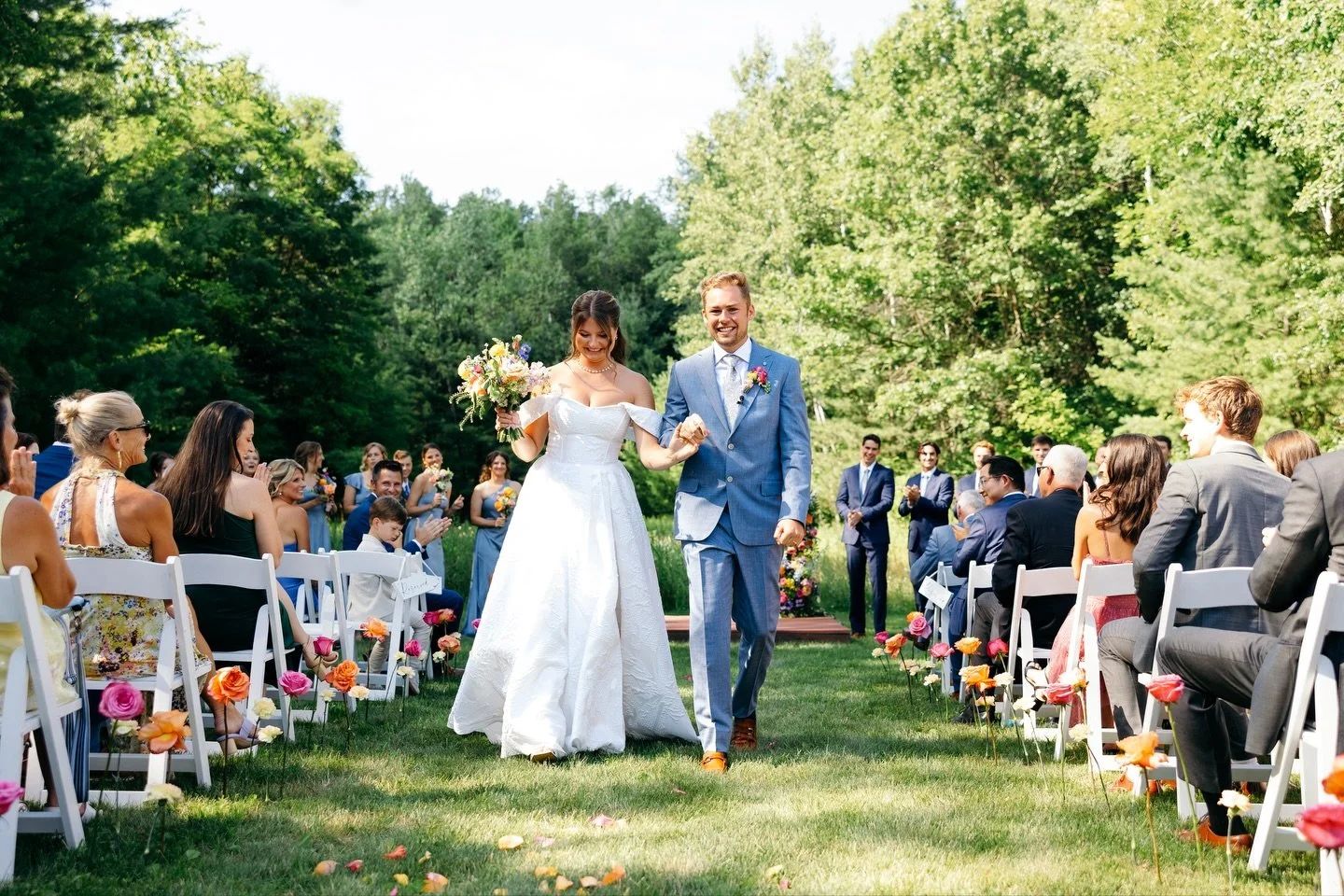 Happy flowers on a very happy day! 🥰 This was definitely a favorite of mine from this summer. The flowers look pretty when they leave the studio, but nothing compares to how they look as the backdrop to a beautiful love story. 

Featuring: 🌸 Bridal