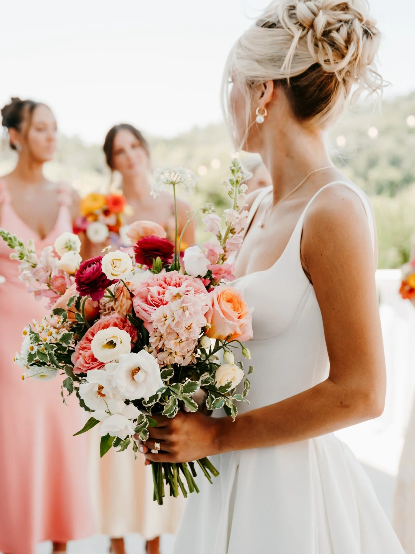 Just imagine the scent 🥰 

It&rsquo;s been awhile since the studio has been full of flowers, but with just a little imagination I can still smell that heavenly scent. The backdrop to your wedding day. 🥰 

Stay cozy everyone. ❄️🧣

Venue @willowbroo