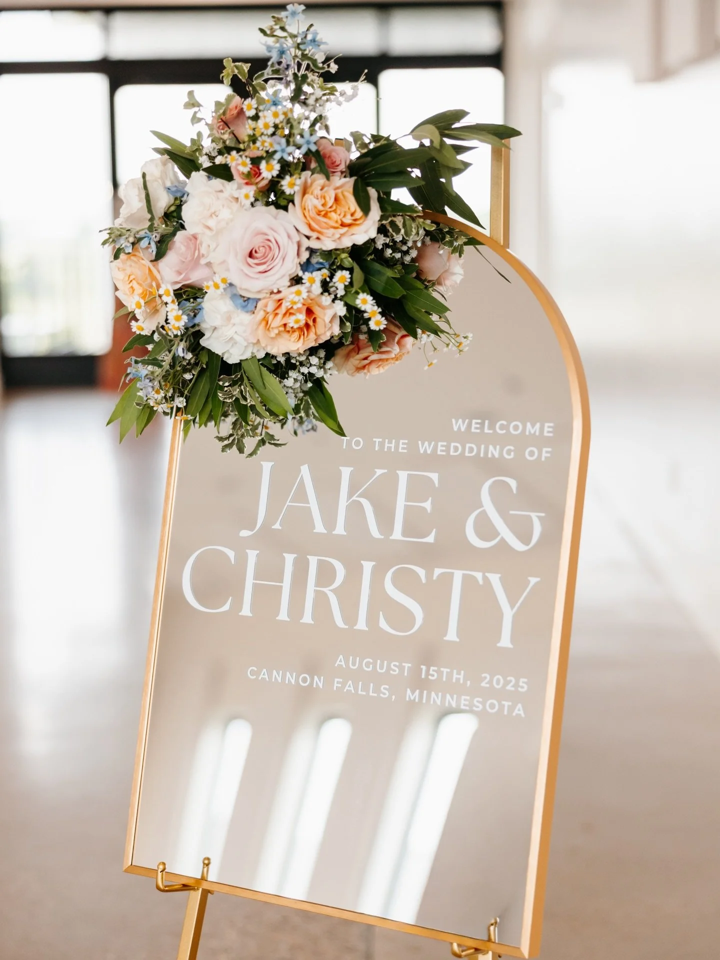 A little welcome sign floral moment&mdash;such a sweet idea as this will be one of the first things your guests see as they arrive on your wedding day.

Photos @lexiryanphoto 
Venue @woodhavenmn 

#welcomeflowers #peachandbluewedding #weddingflowers 