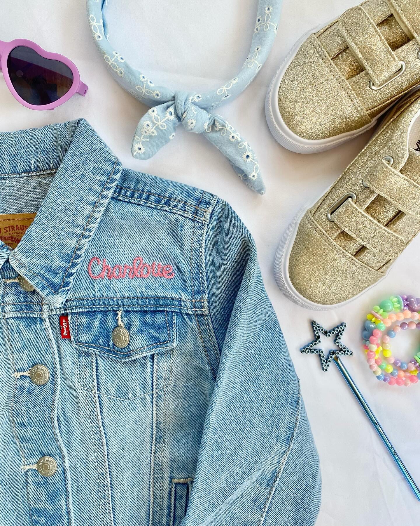 I think today officially marks it jean jacket szn y&rsquo;all! ☀️

Classic Levi&rsquo;s Denim Jacket in light wash for Charlotte 💕