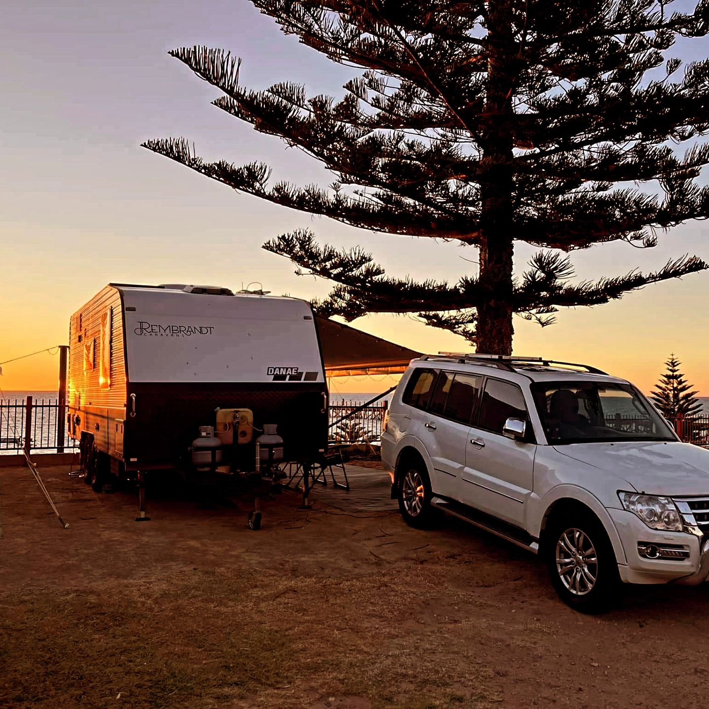 We love seeing our happy customers out and about using their Rembrandt Caravans. What an epic sunset by the water 🙌
.
.
#rembrandtcaravans 
#sunset 
#sunsetlovers 
#caravanlife 
#waterfrontcamping
#caravanpark 
#touringadventure 
#biglap 
#travellif