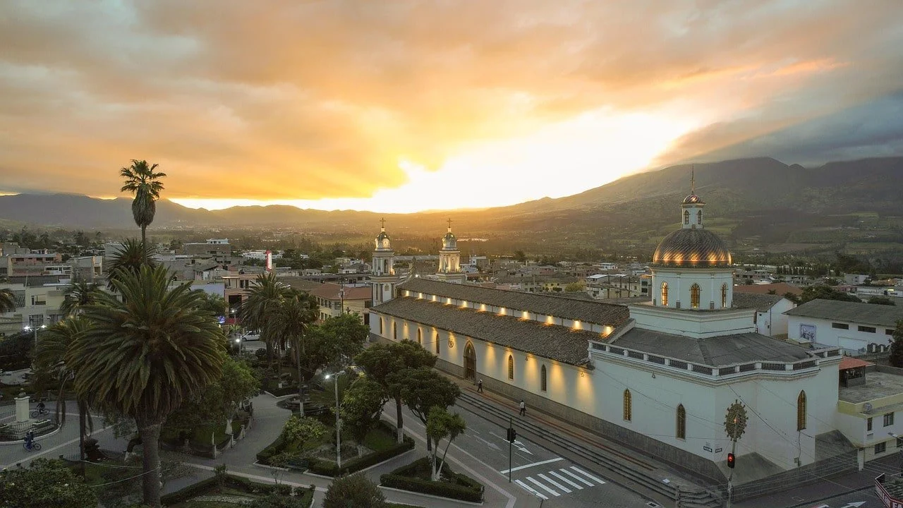 atuntaqui-3590113_1280-min.jpg