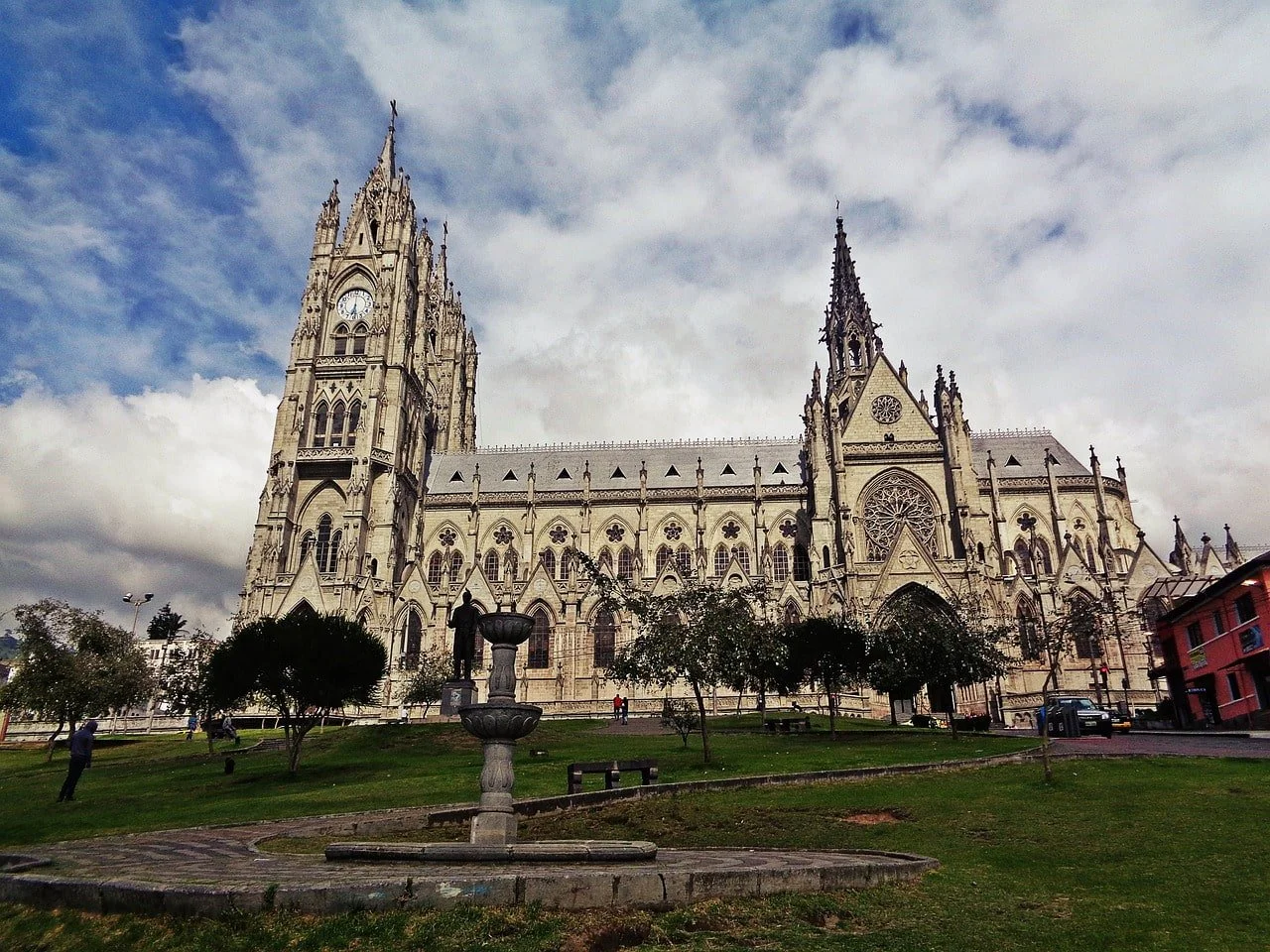 quito-2170516_1280-min.jpg