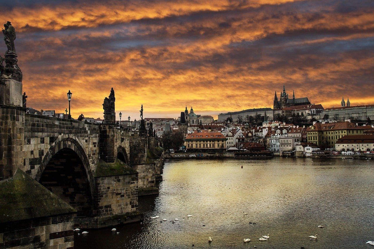 prague-1002963_1280-min.jpg