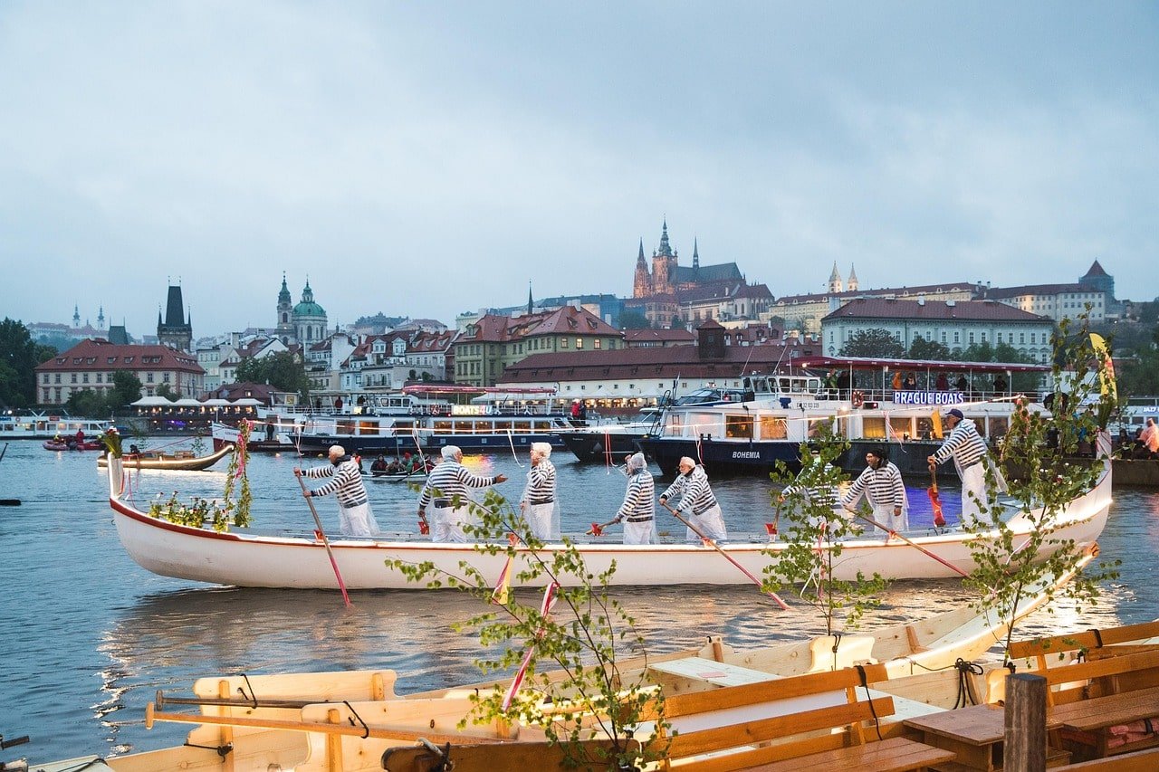 prague-5935651_1280-min.jpg