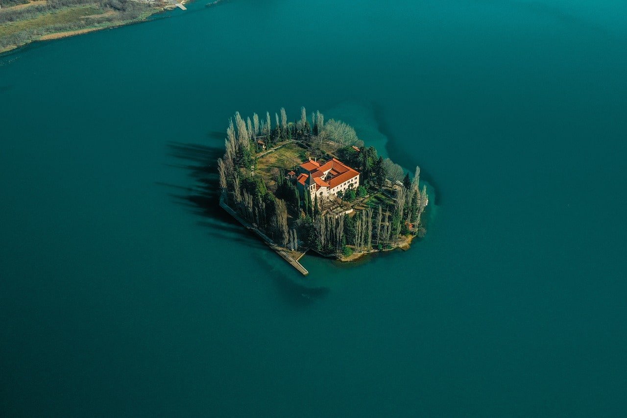 island-4028988_1280-min.jpg