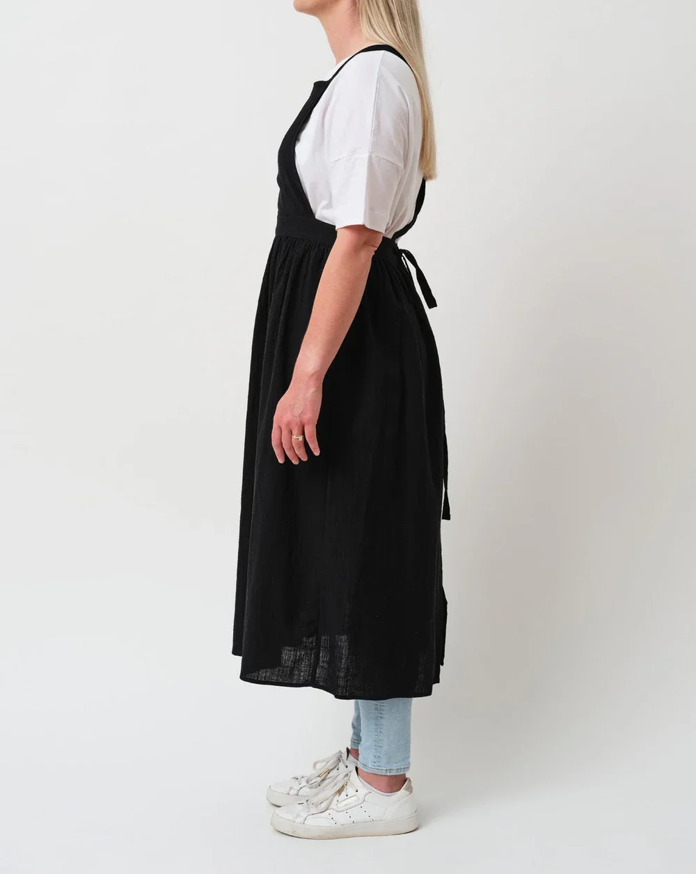 Apron-Black-02.webp