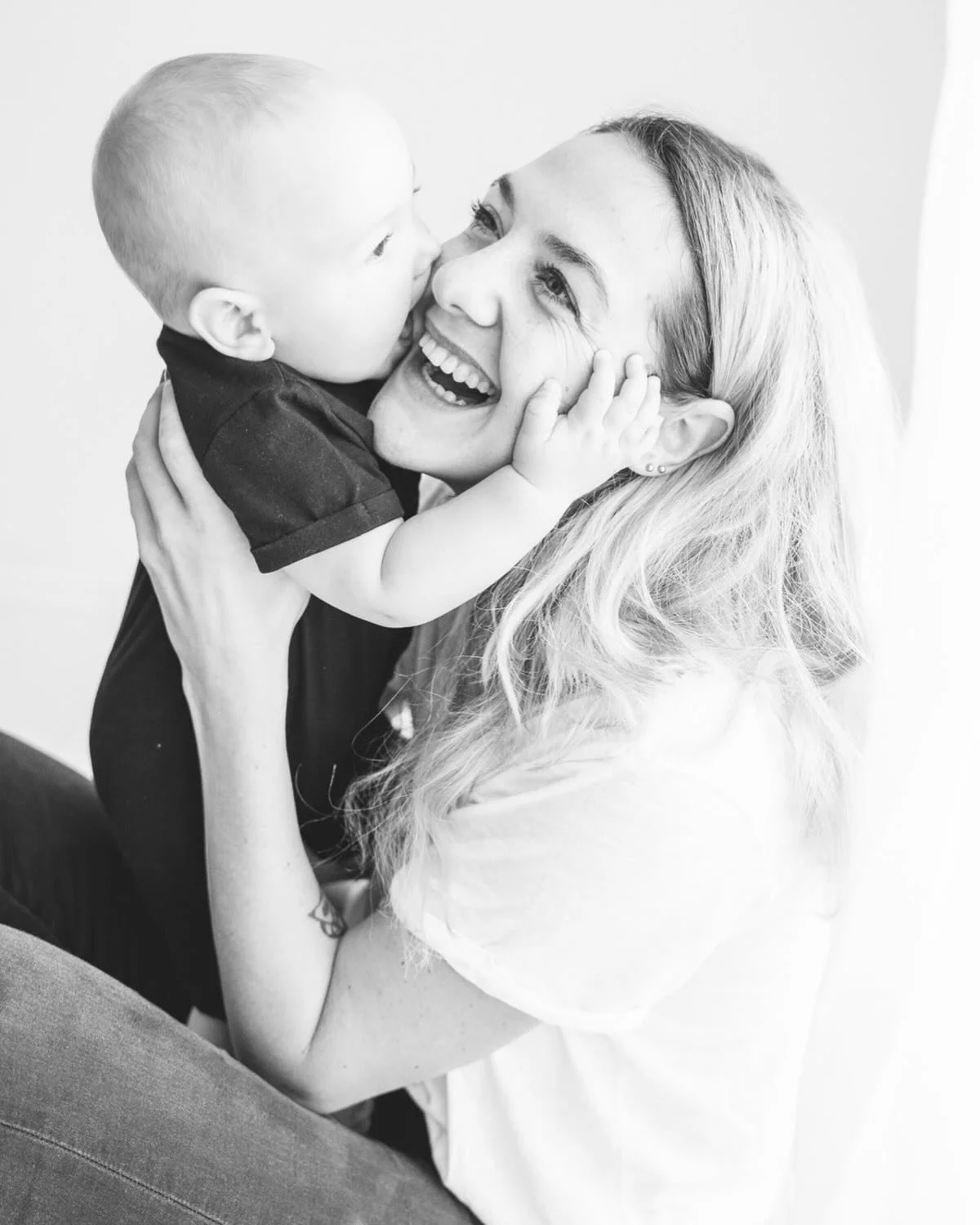 Prijaznost se začne v naročju.💛
V načinu, kako pogledamo, kako poslu&scaron;amo, kako ljubimo.

Ta teden je Teden otroka.💛 Prijaznost ti bo krila dala &ndash; vedno reci prosim in hvala.

Spomnimo se, da otroci največ odnesejo iz tistega, kar čutij