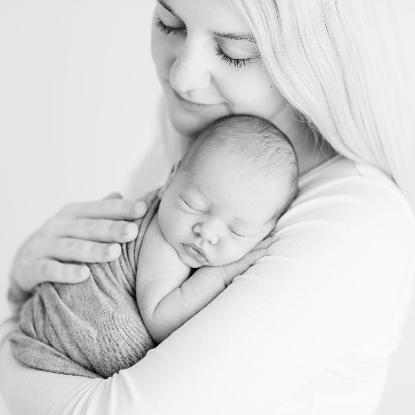 Stisni 💛 če se strinja&scaron;.👇
&ldquo;Objem ni le bližina &ndash; je prostor, kjer dojenček gradi zaupanje v svet in v svoje telo. Gibalni razvoj se začenja v odnosu. Mir, stik in občutek varnosti niso razvajanje &ndash; so osnova razvoja.&ldquo;