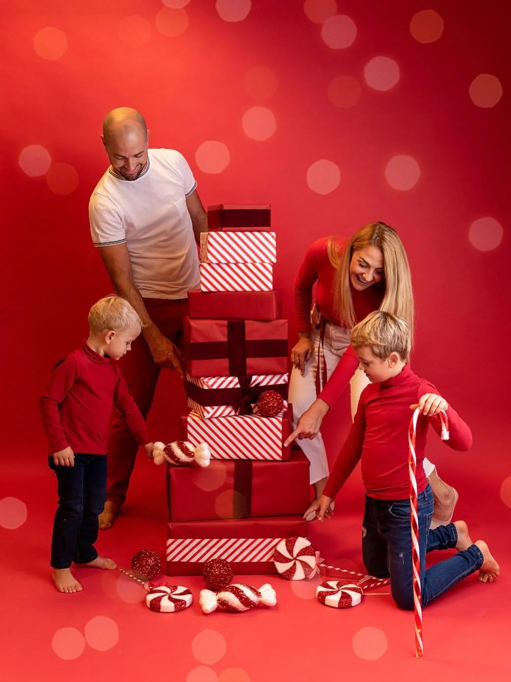🎄 Božič pri nas ni ti&scaron;ina in popolni aranžmaji.
Je &scaron;elestenje papirja, nerodno zloženi trakovi, bonboni na tleh in otroka, ki bi najraje odprla vse naenkrat. 🎁😄

In ja &ndash; tudi darila imajo svoj čar. Če si le lahko nekaj malega p